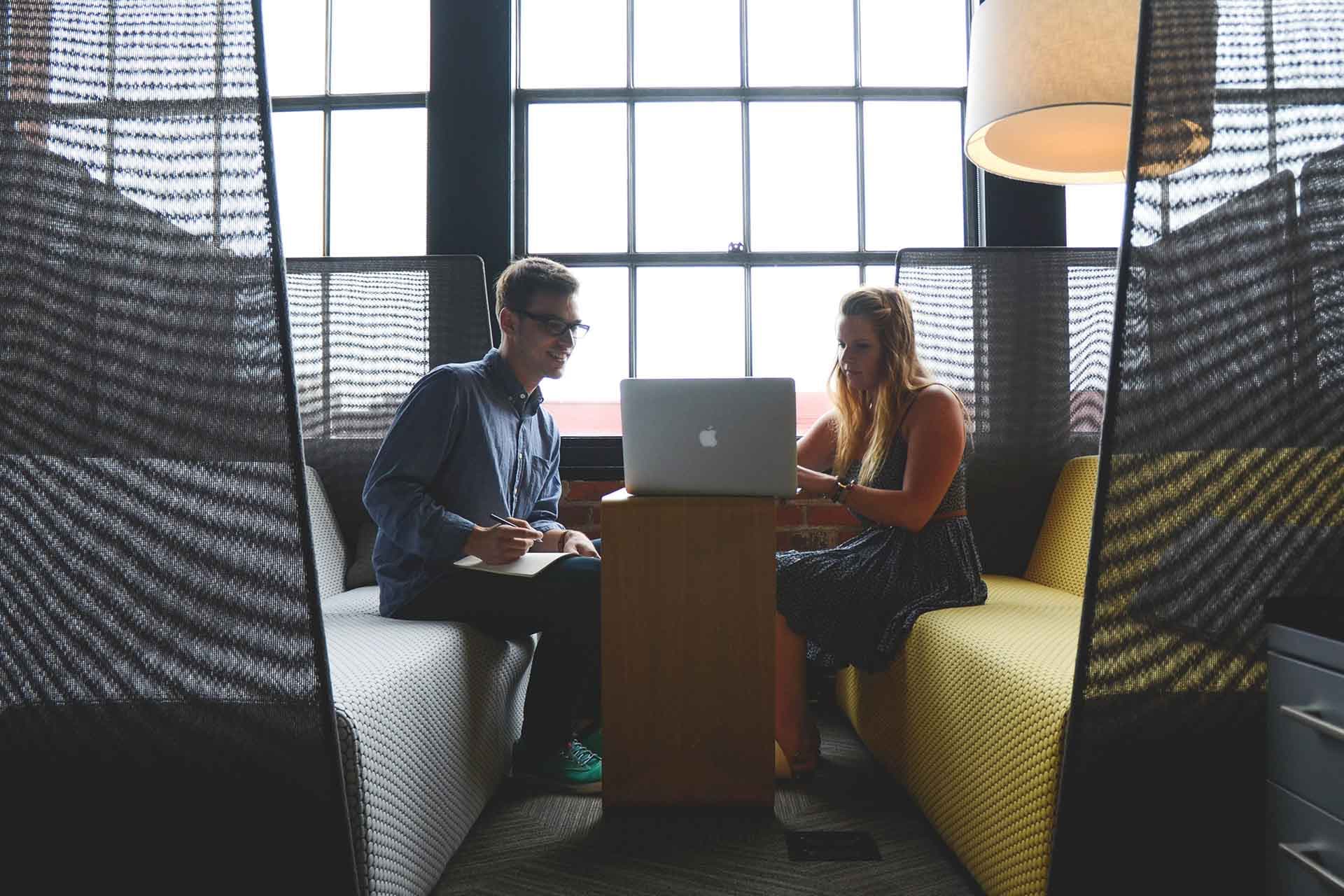 Feedback positivo en el trabajo: qué es y cómo darlo